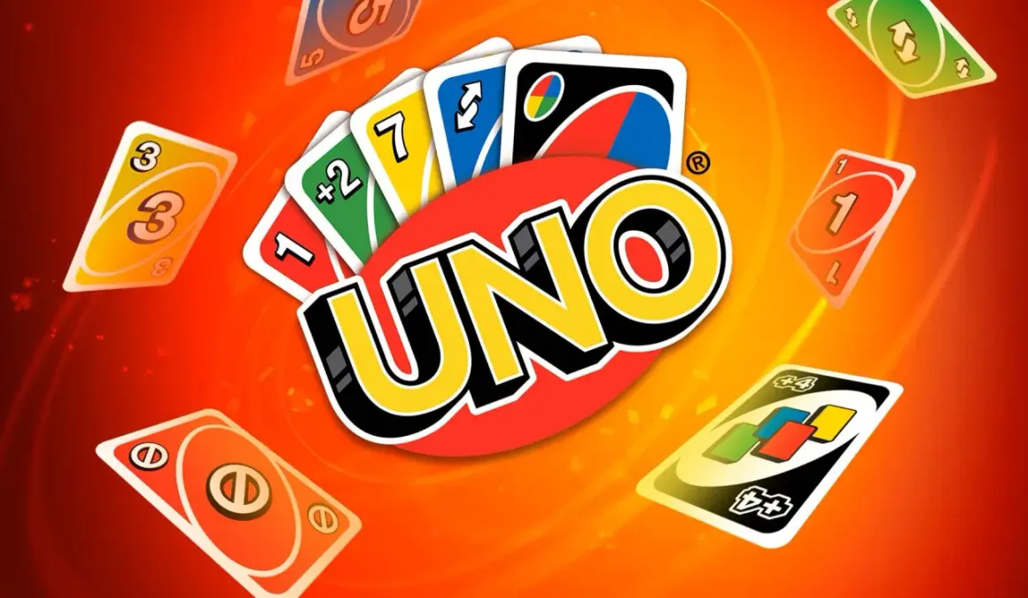 Karty UNO, w tym "plus dwa" i "plus cztery", unoszą się na pomarańczowym tle. Logo gry jest centralnie umieszczone.