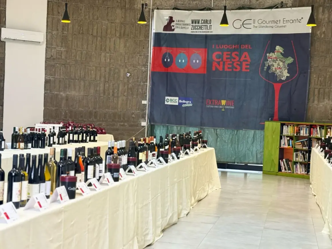 Banchetti pieni di bottiglie di vino, tra cui il Cesanese del Piglio, in un evento dedicato alla cultura enogastronomica.