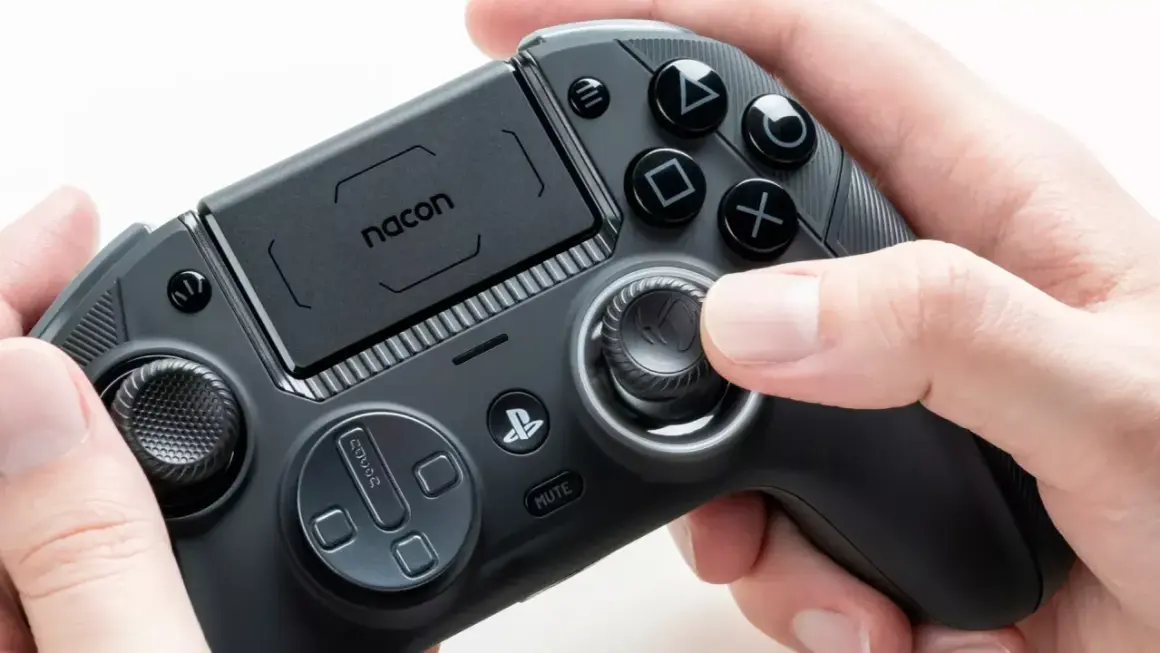 Ein Nacon-Controller, der für PS4 und PS5 geeignet ist, wird von Händen gehalten.