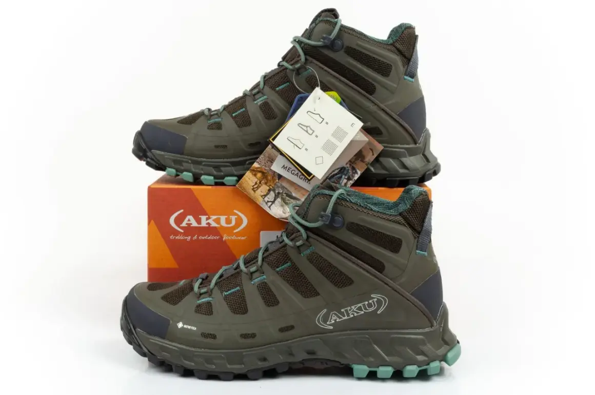 Dwa turkusowo-zielone buty trekkingowe Aku Selvatica GTX, gotowe na górskie przygody.