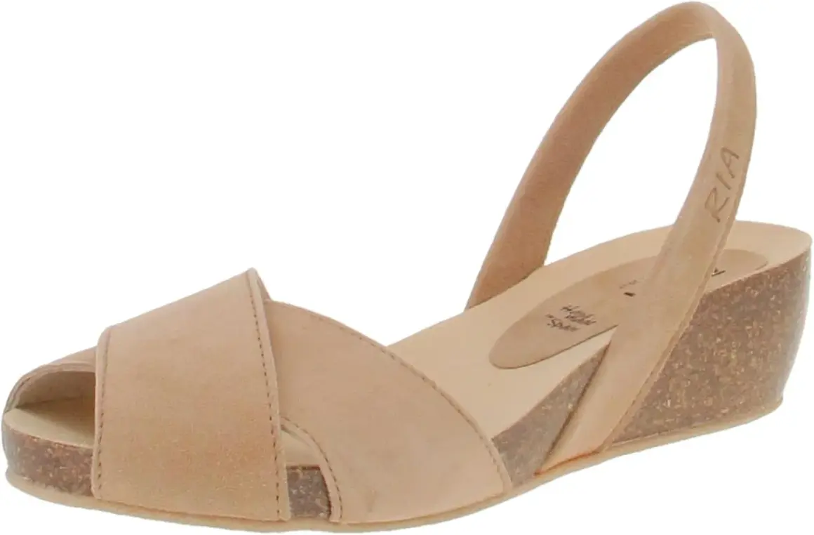 Sandalo RIA Menorca donna in camoscio beige, con zeppa in sughero e cinturino posteriore. Perfetto per un look estivo.
