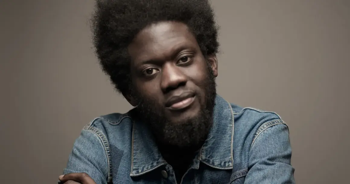 Michael Kiwanuka w dżinsowej kurtce, gotowy na koncert.