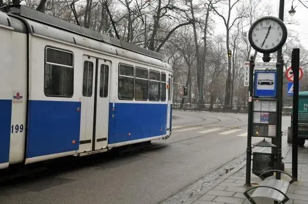 Jak dojechać do osiedla złotego wieku w Krakowie - sprawdź trasy i transport