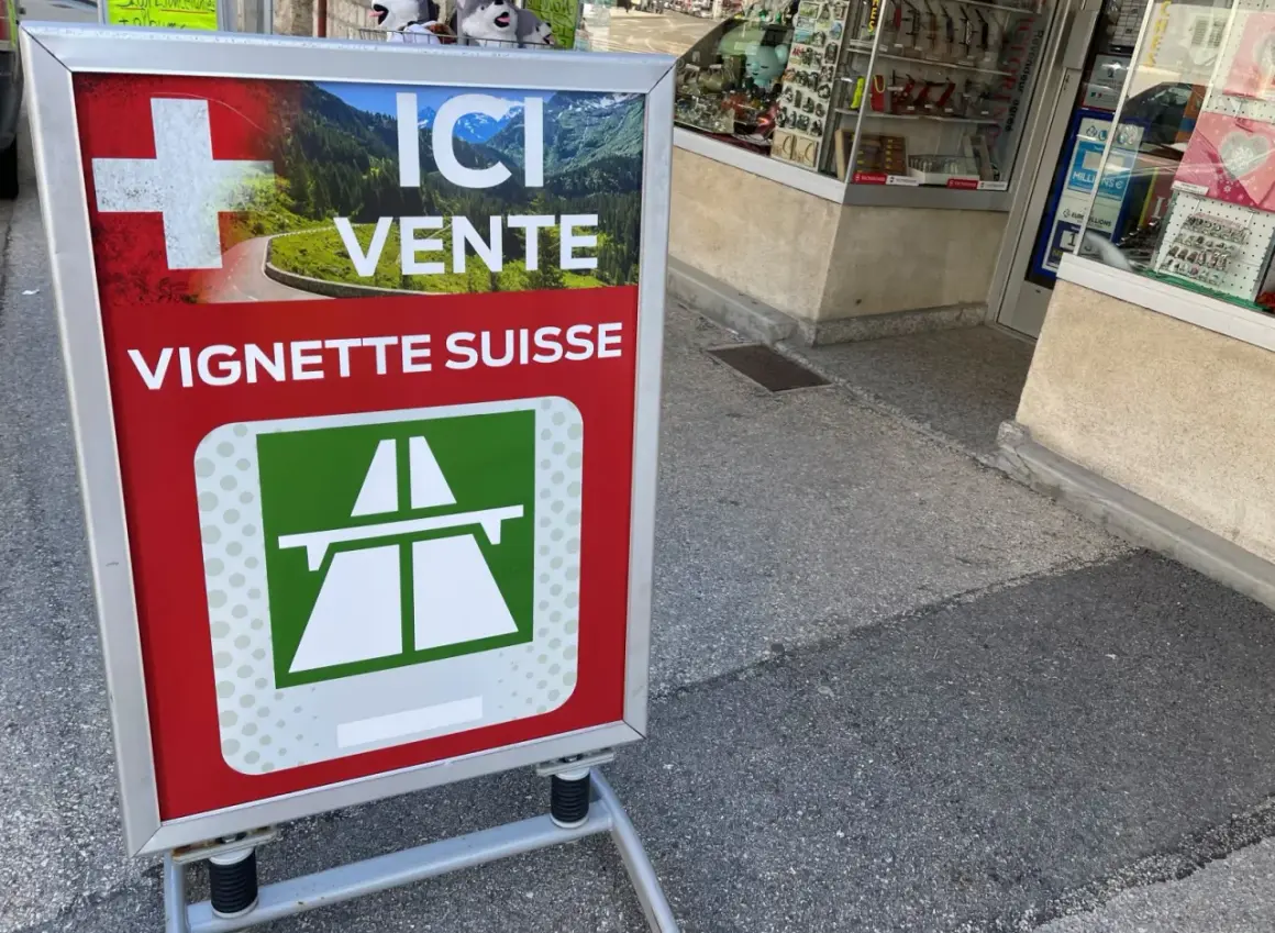 Panneau "Ici vente vignette suisse" avec un paysage alpin. Idéal pour votre séjour de 10 jours en Suisse.