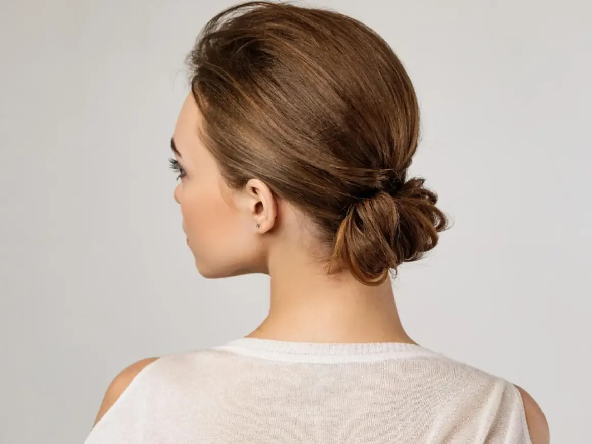 Eine elegante hochsteckfrisur kurze haare, die den Nacken frei lässt.