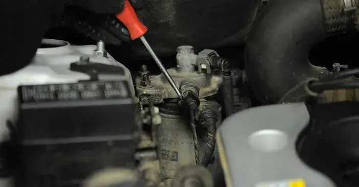 Gdzie jest filtr paliwa Hyundai i30 1.4 benzyna? Znajdź go łatwo!