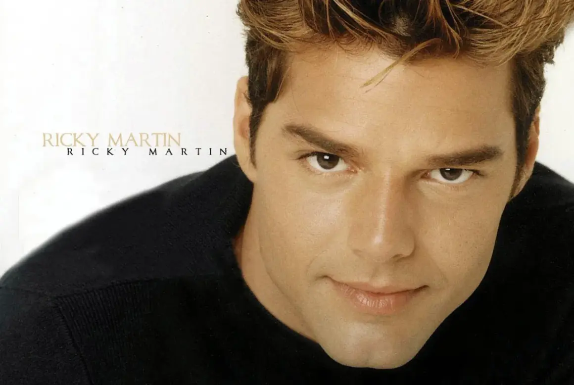 Ricky Martin, uno dei più amati cantanti spagnoli attuali, con il suo sguardo intenso e i capelli biondi spettinati.