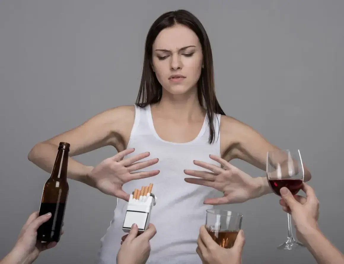 Kobieta odrzuca alkohol i papierosy. Zastanawia się, ile promili po lampce wina mogłaby mieć.