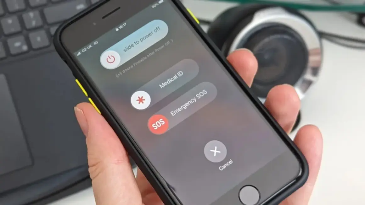 Ekran wyłączania iPhone'a: przesuń suwak "slide to power off", aby wyłączyć urządzenie. Opcje Med ID i SOS.