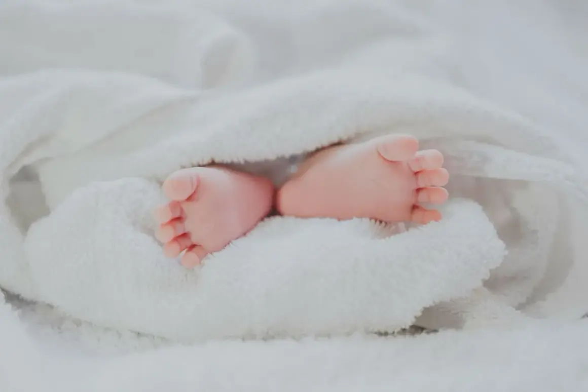 Petits pieds roses d'un bébé, emmitouflés dans une couverture blanche. Quel jour pour un baptême, une nouvelle vie commence !