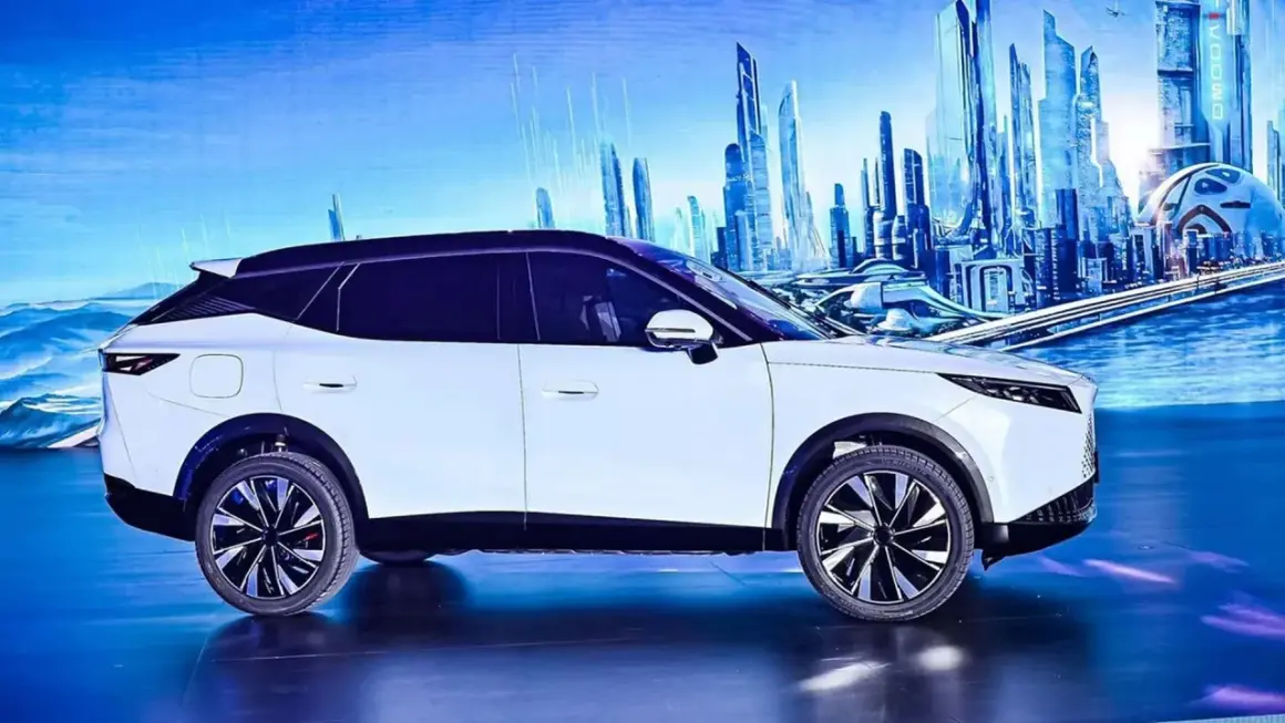 Biały SUV Omoda 7 na tle futurystycznego miasta. Poznaj jego imponujące omoda 7 wymiary i nowoczesny design.