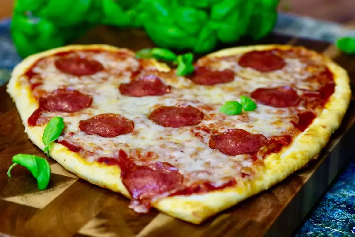 Serce z ciasta, sosu, sera i pepperoni. Idealna pizza walentynkowa na romantyczny wieczór.