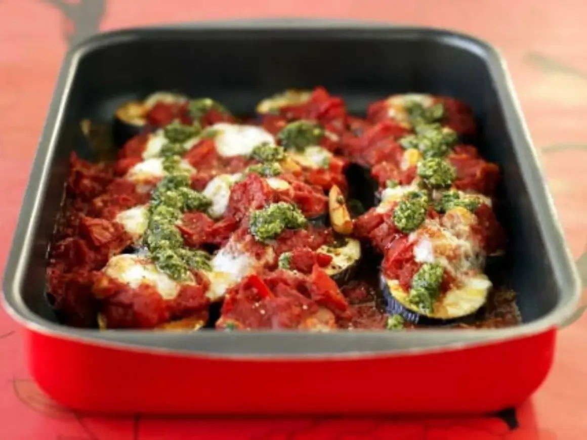 Aubergine gratinerad med tomatsås, mozzarella och pesto. Ett perfekt storkok recept för hela familjen.