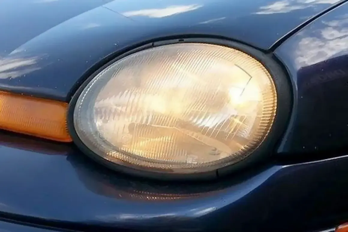 Żółte lampy w samochodzie jak wyczyścić? Zmatowiałe reflektory mogą być problemem.