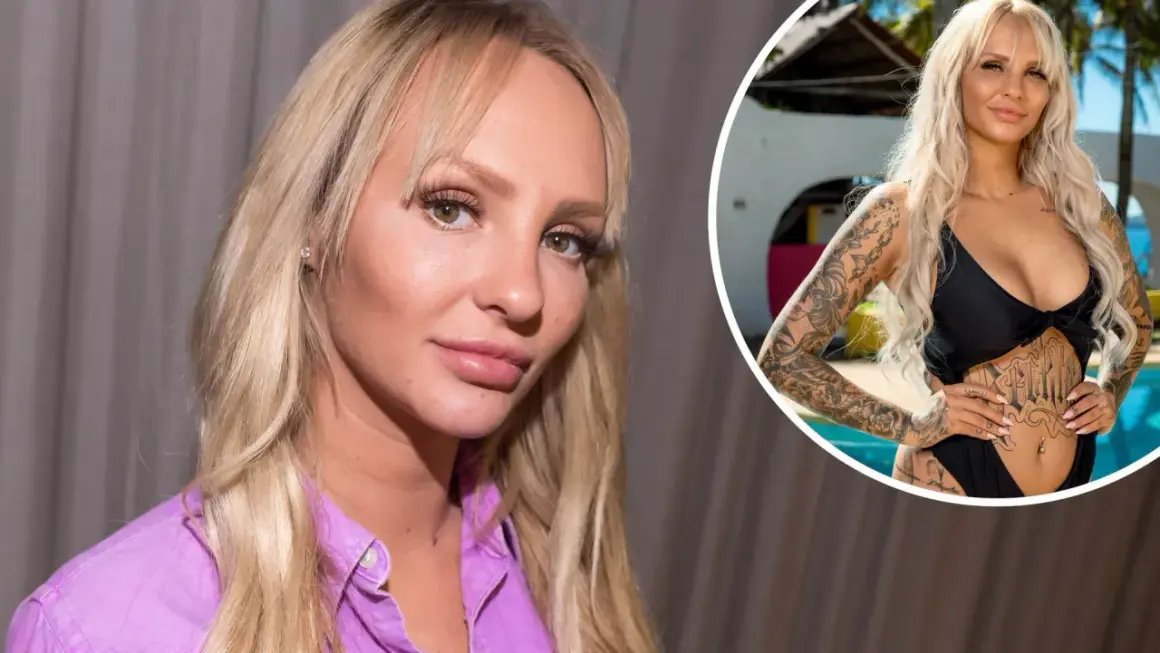 En ung kvinna med blont hår och tatueringar, klädd i en svart bikini, poserar vid en pool.
