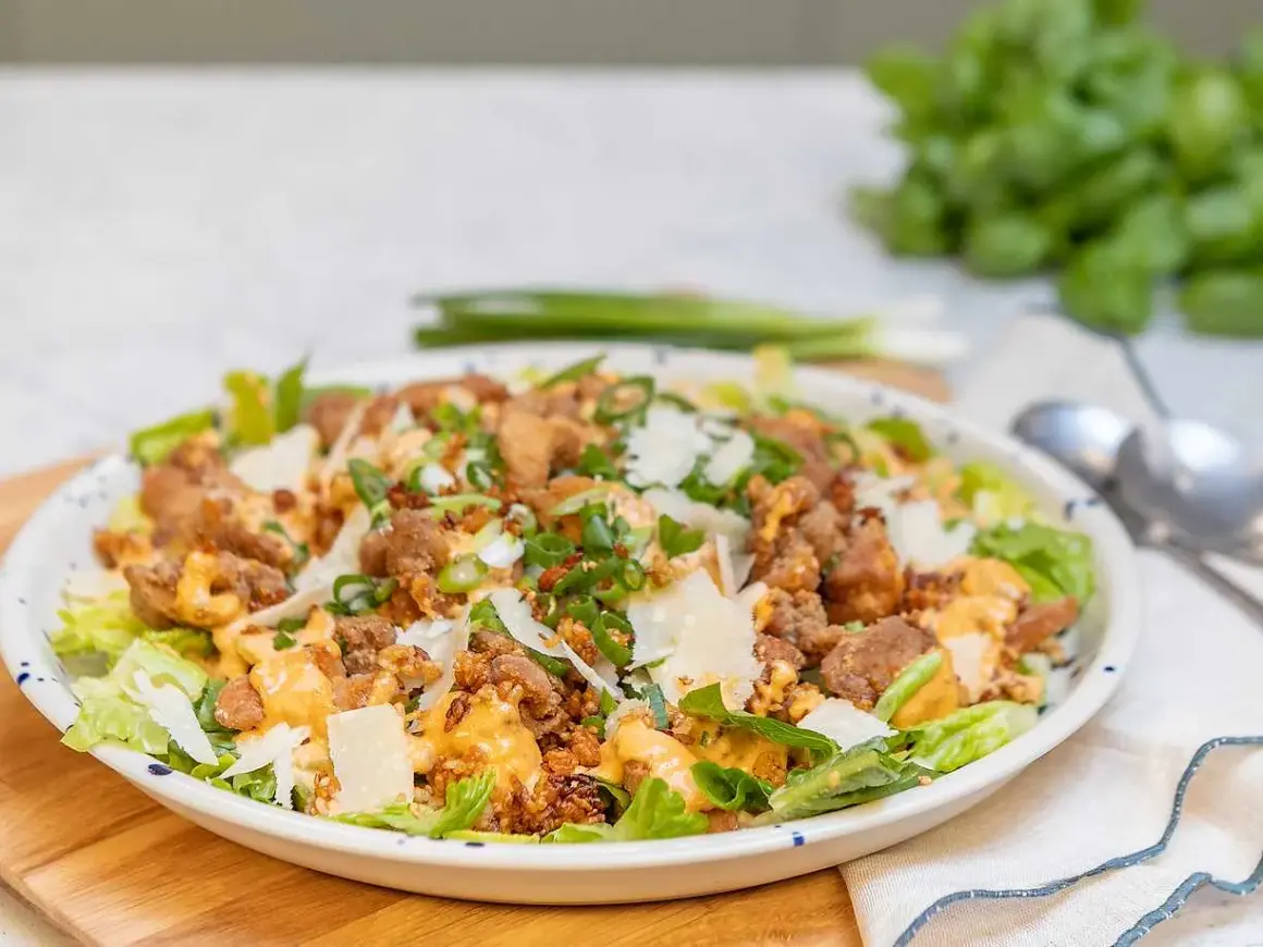 En härlig caesarsallad med krispiga krutonger, kyckling och parmesan. Ett perfekt caesarsallad recept för en snabb och god middag.