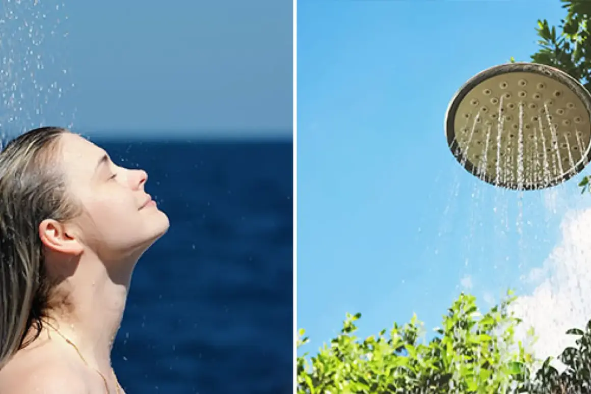 Drömmer du om att bygga utedusch? En kvinna njuter av en uppfriskande dusch utomhus, med en duschmunstycke mot en blå himmel i bakgrunden.