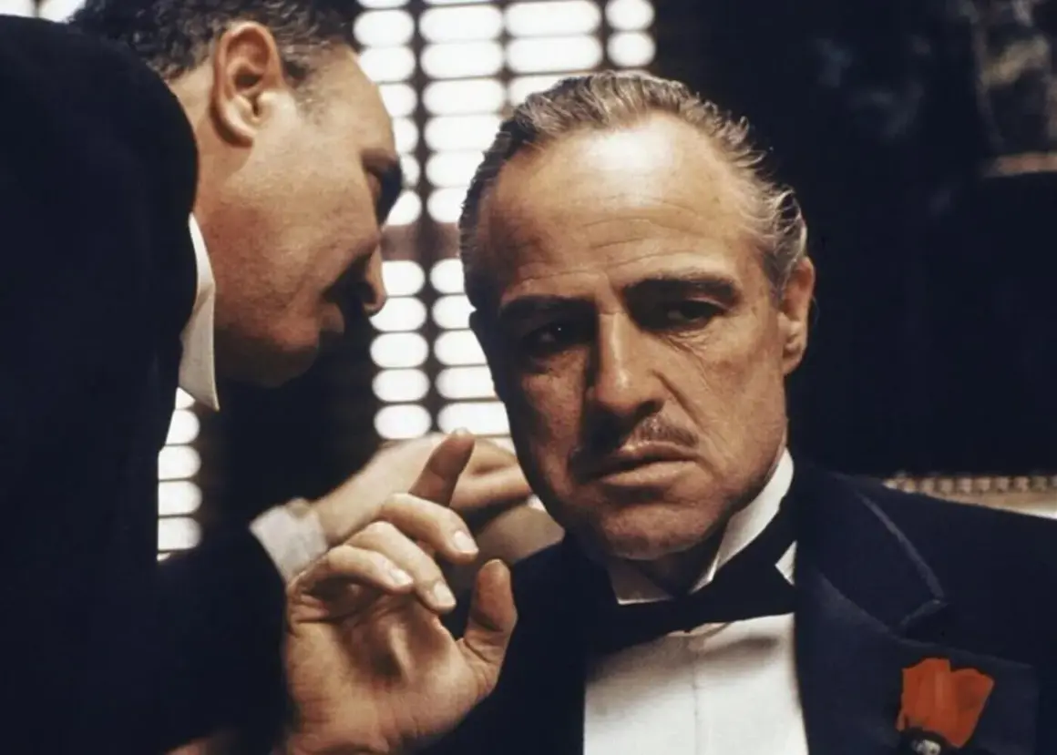 Don Vito Corleone, ojciec chrzestny, słucha rady.