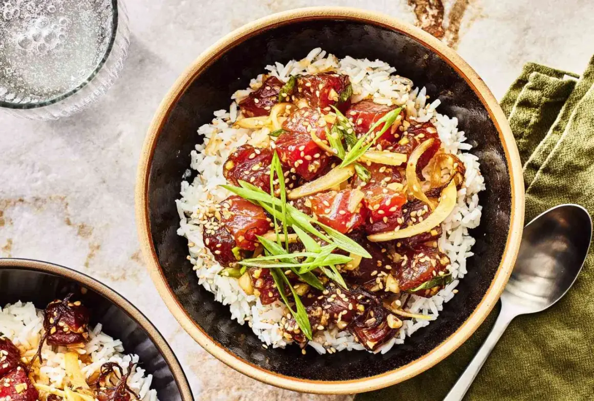 En läcker poke bowl med ris, marinerad tonfisk, sesamfrön och salladslök. En perfekt och fräsch måltid.