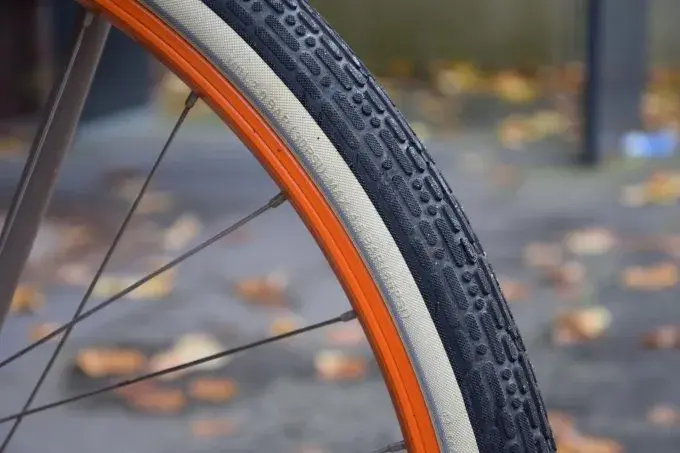 Jakie opony do roweru crossowego na asfalt zapewnią najlepszą przyczepność?