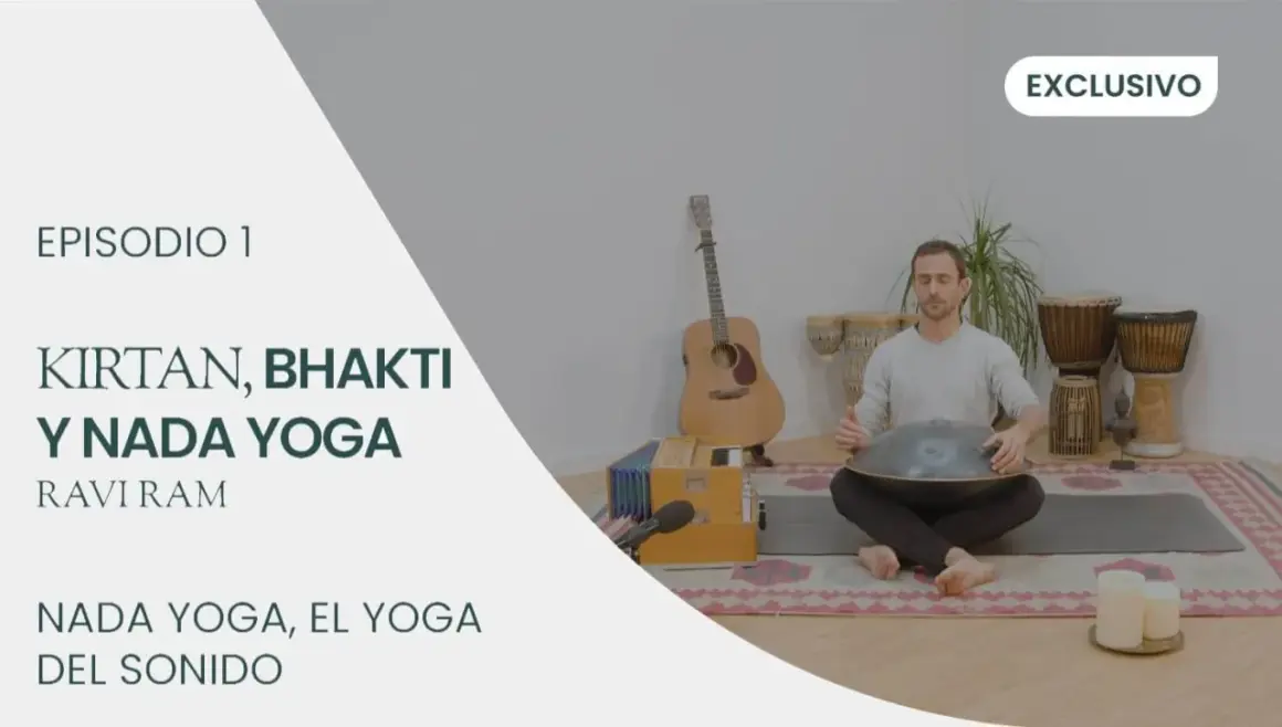 Hombre meditando con un hang drum, rodeado de instrumentos musicales. Explora el **om significado** del Nada Yoga, el yoga del sonido.