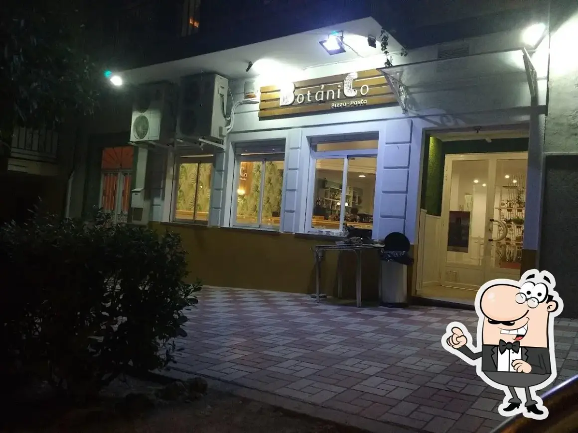 La **pizzería Botanico** se ilumina por la noche, invitando a disfrutar de pizza y pasta.