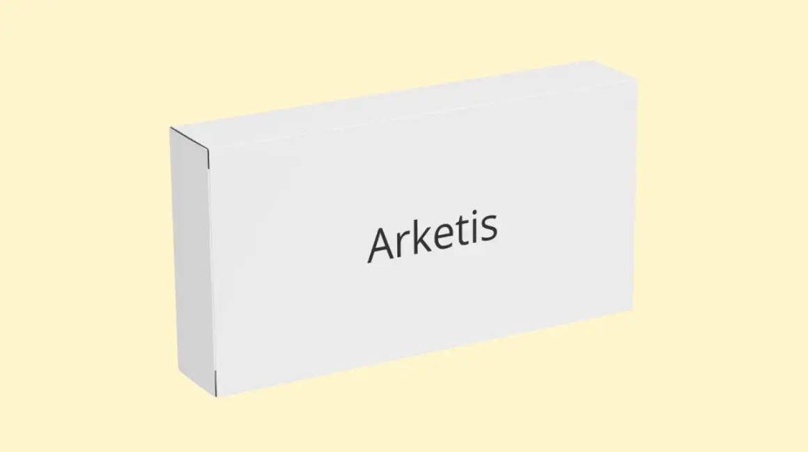 Białe pudełko z napisem "Arketis" na jasnym, żółtym tle.