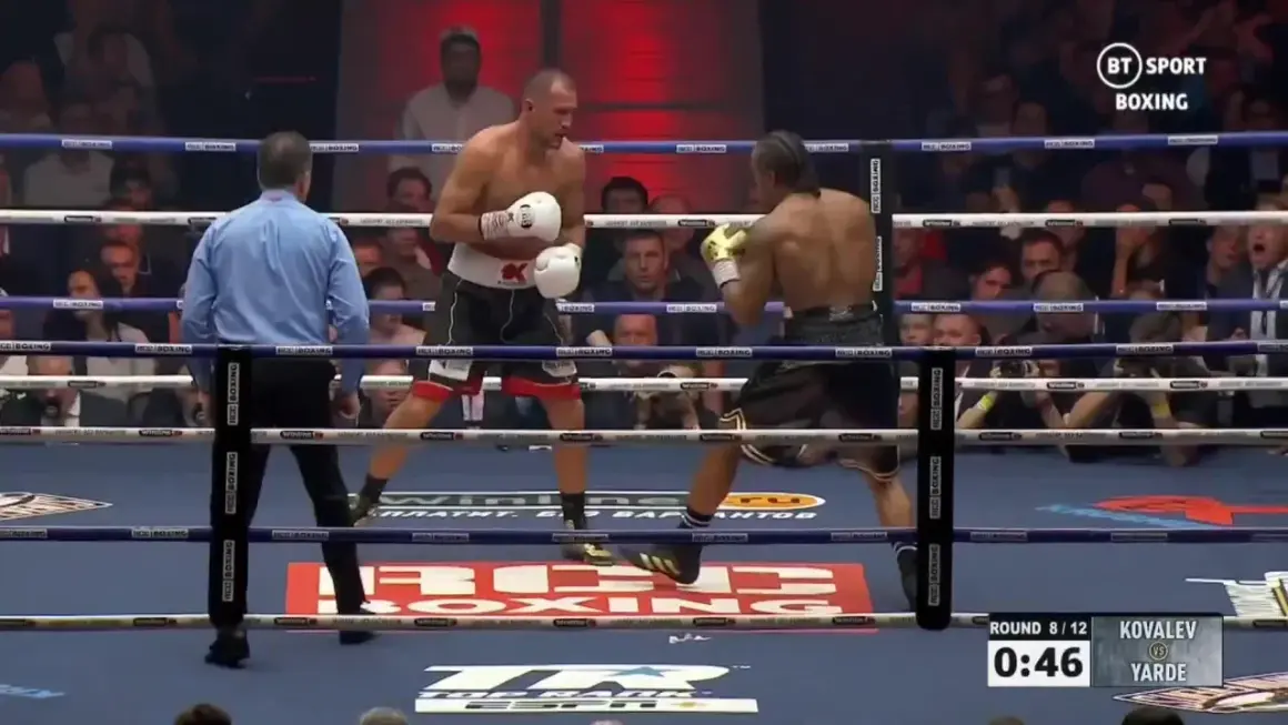 Boxningsmatch mellan Kovalev och Yarde. Domaren övervakar, publiken hejar. Kanske en framtida match för John Fury?