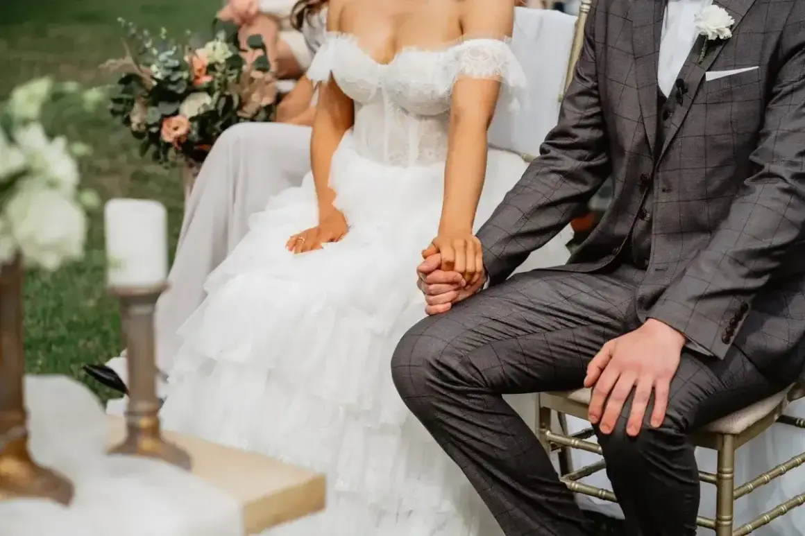 Para młoda trzyma się za ręce. Ślub kościelny daje poczucie sakramentu i wiecznego związku.