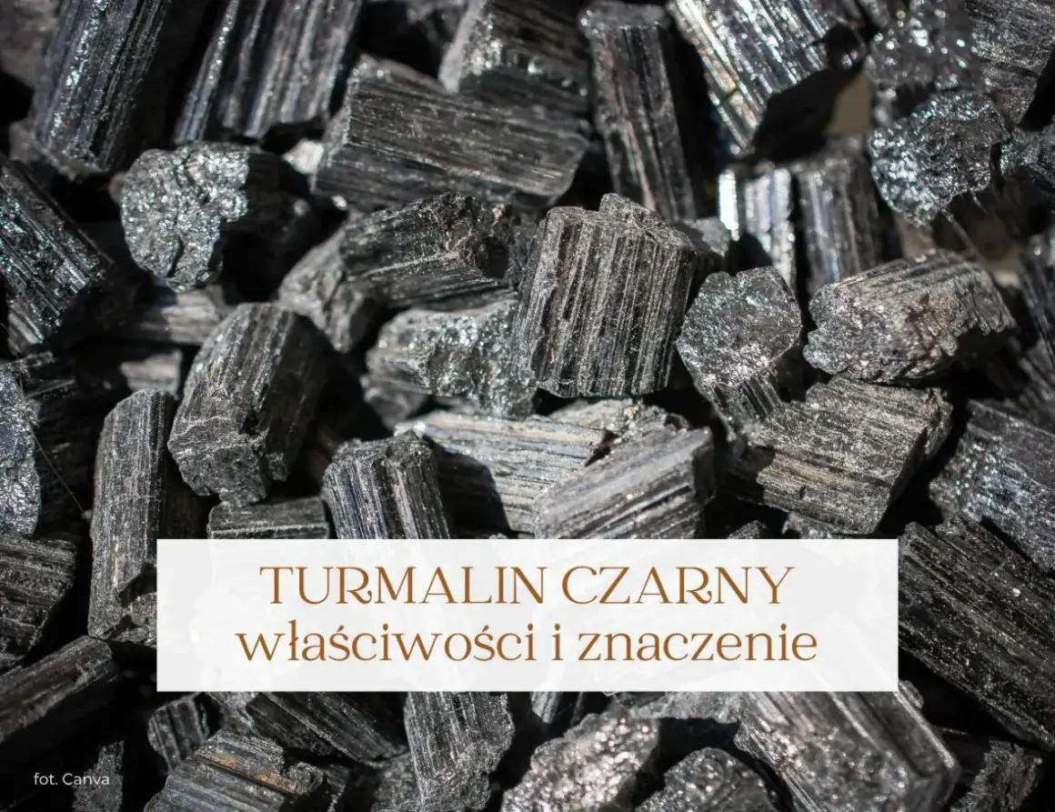 Grupka surowych, czarnych turmalinów. Poznaj czarny turmalin właściwości i jego ochronne działanie.
