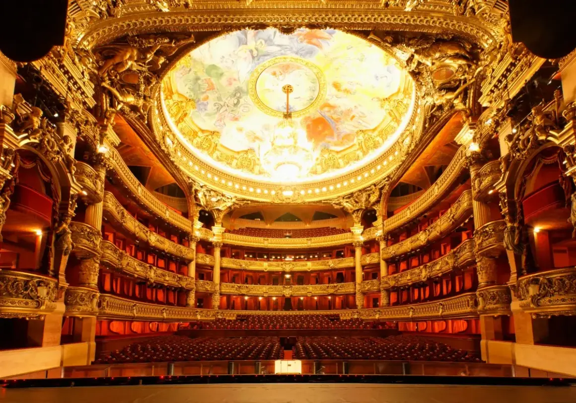 Współczesne budynki teatralne a teatry starożytne: co je łączy?