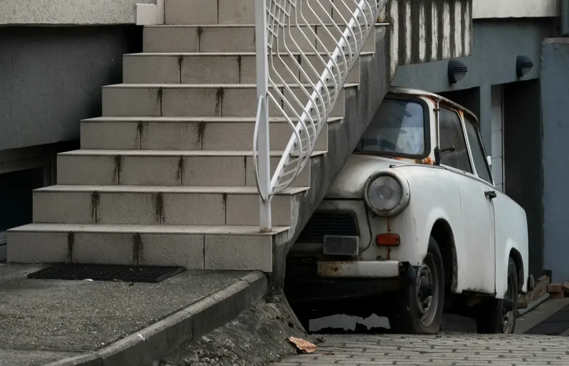 Biały Trabant pod schodami. Rejestracja na zabytek plusy i minusy – czy warto?