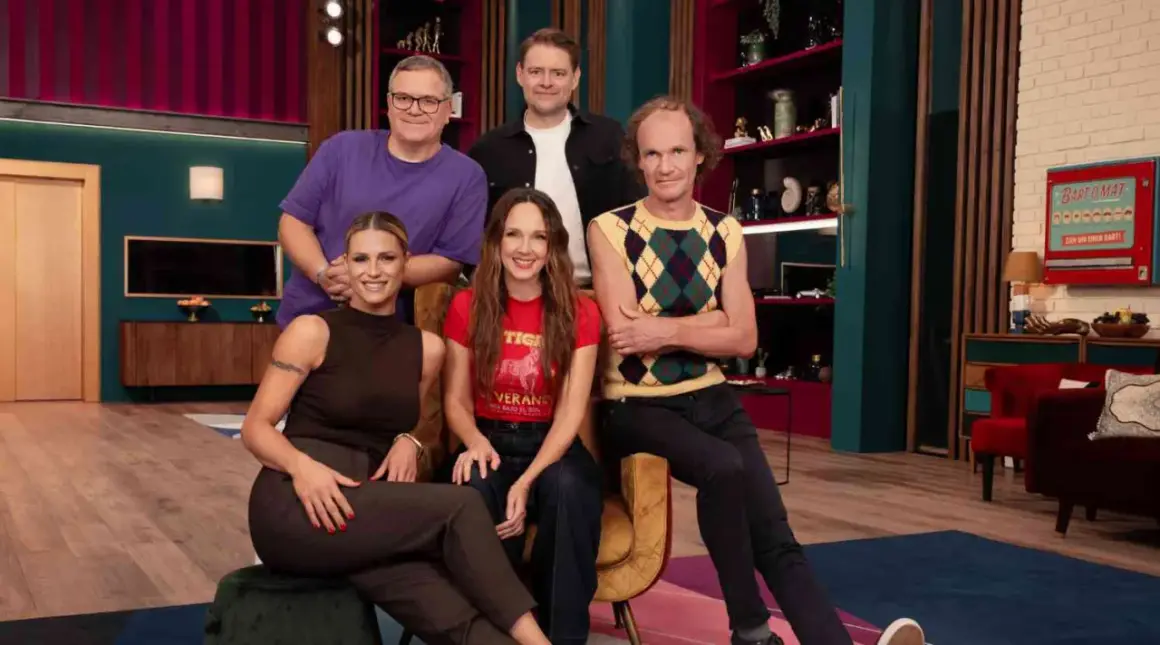 Das Ensemble von lol staffel 7 posiert fröhlich für die Kamera.