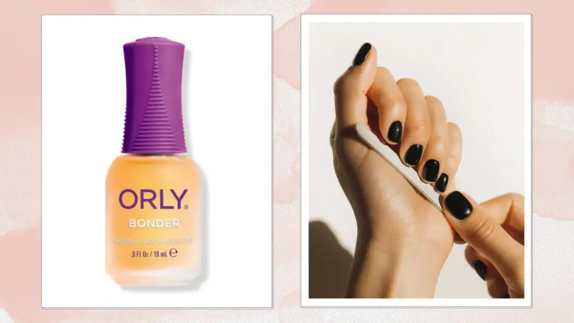 ORLY Bonder – co to? Baza pod lakier, która zapewnia trwałość manicure. Dłoń z czarnymi paznokciami piłowana pilniczkiem.