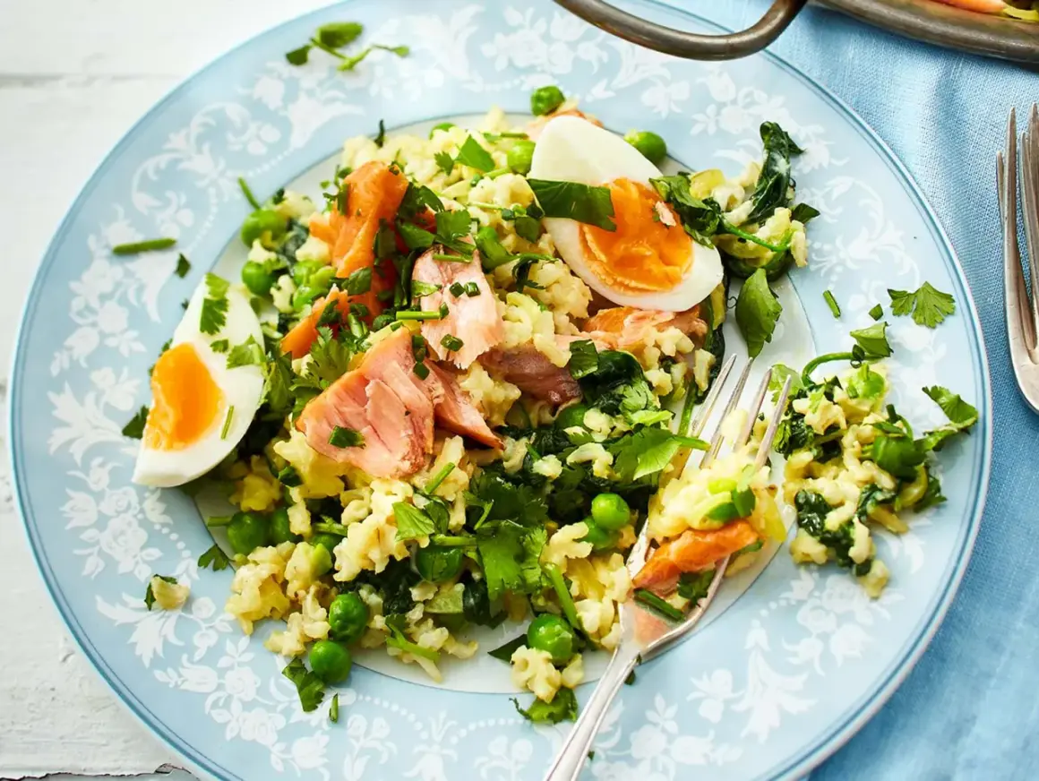 Reisgericht mit Lachs, Erbsen und Ei – ein Beispiel für gesund und lecker kochen. Frische Kräuter verfeinern die Mahlzeit.