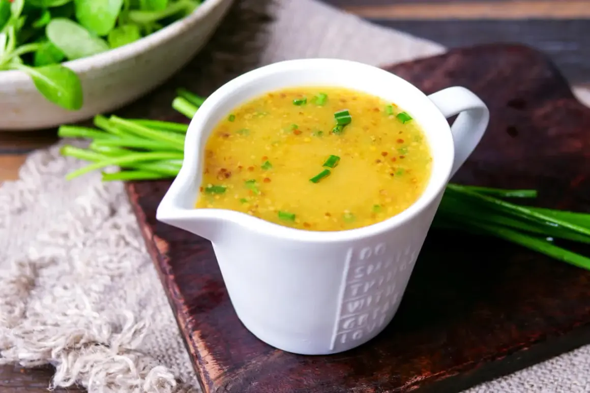 Ein cremiges Dressing für Feldsalat, verfeinert mit Senfkörnern und Schnittlauch, bereit zum Servieren.