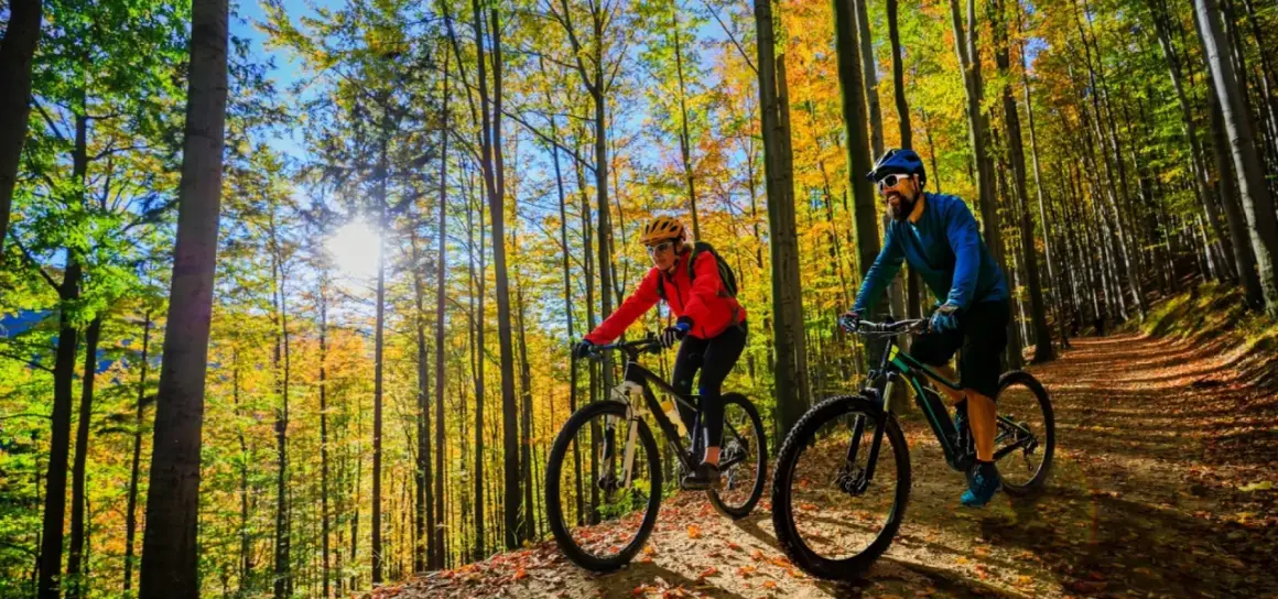 Para rowerzystów cieszy jesienne słońce na trasach rowerowych w Mikołajkach.