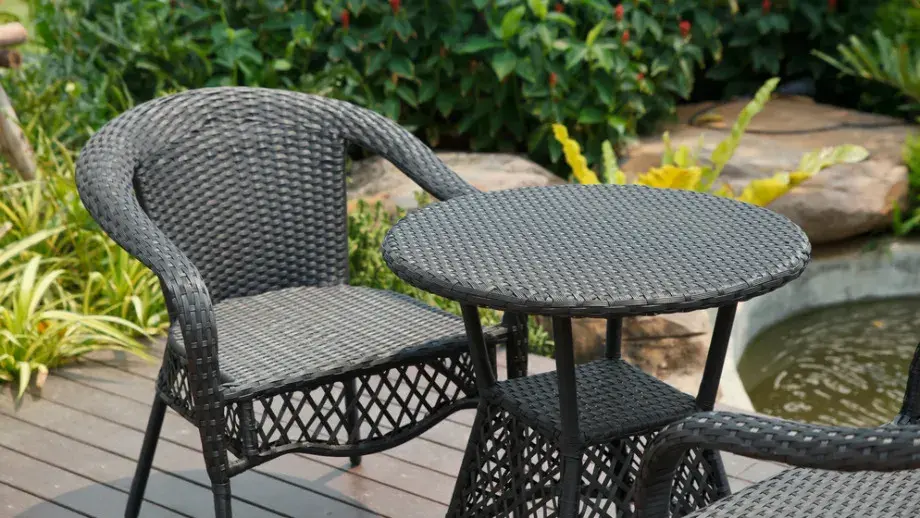 Czym obić meble ogrodowe, aby były trwałe i odporne na warunki?