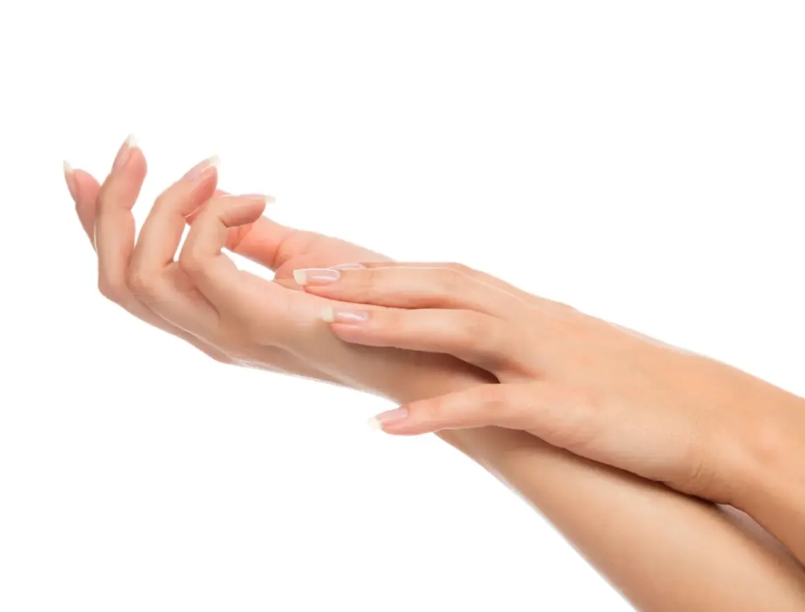 Dwie zadbane dłonie z paznokciami w stylu francuskiego manicure na białym tle.