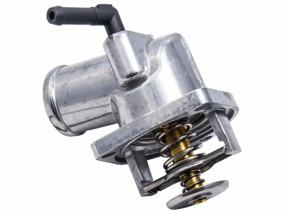 Metalowy termostat samochodowy z widocznym mechanizmem sprężynowym. To kluczowy element, który decyduje, ile wytrzymuje termostat w samochodzie, regulując przepływ płynu chłodzącego.