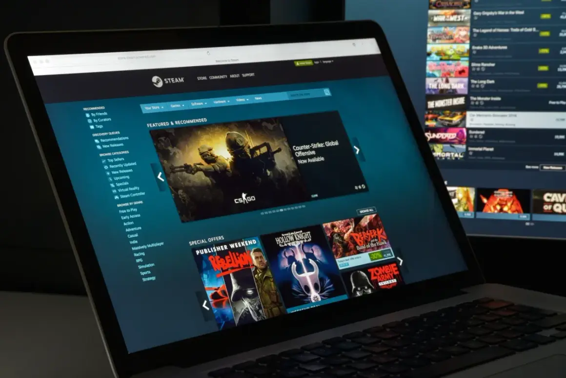 Ekran laptopa z otwartą stroną sklepu Steam, widoczne gry i oferty.