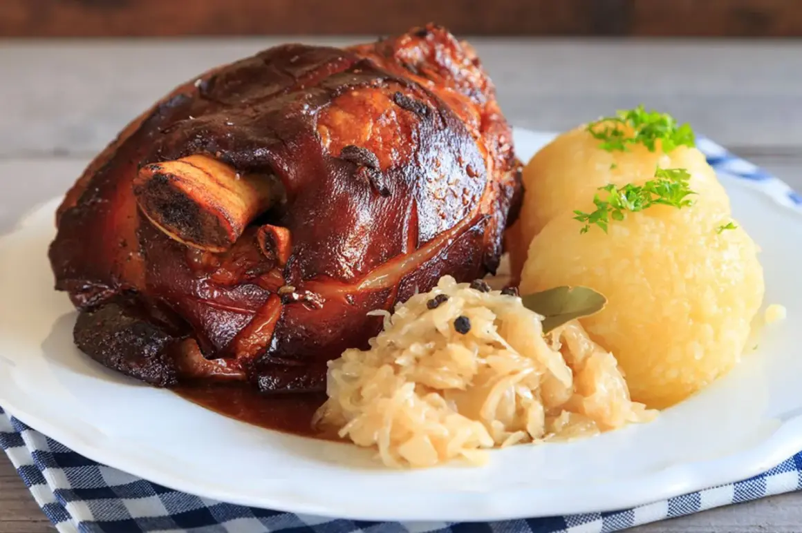 Knusprige Schweinshaxe mit Sauerkraut und Klößen, garniert mit Petersilie. Ein herzhaftes Gericht, das Appetit macht.