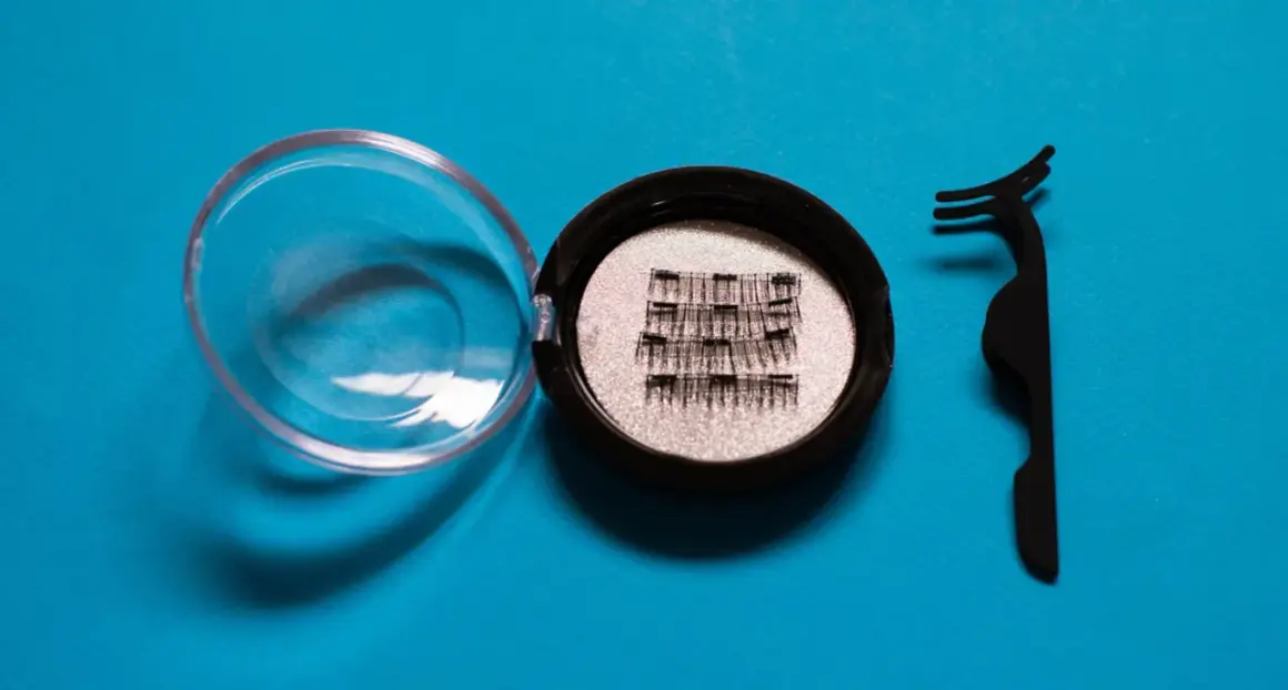 Magnetische Wimpern in einer Dose mit Applikator, eine Hilfe für Frauen, die während der Chemotherapie ihre Wimpern verlieren.