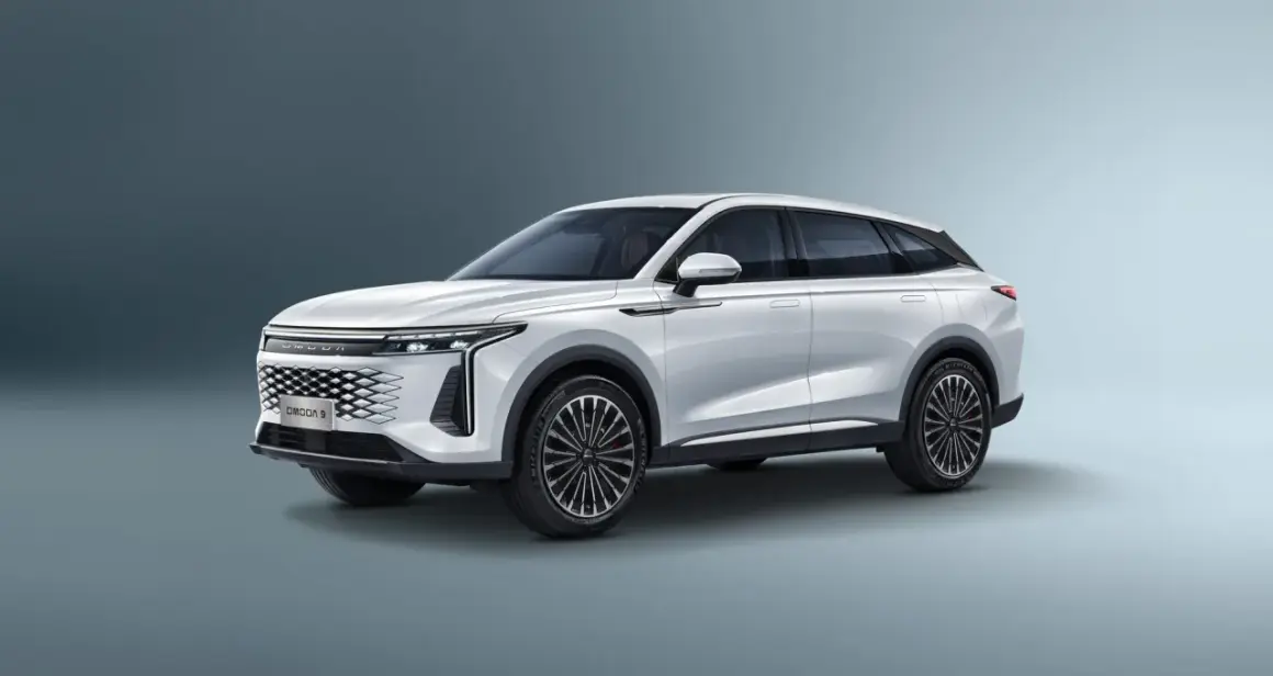 Biały SUV Omoda 9 na szarym tle, widok z przodu i z boku.