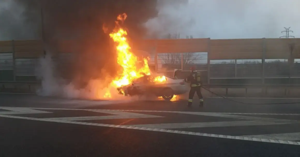 Strażak walczy z płomieniami, gdy samochód na autostradzie płonie. Czy olej napędowy się pali?