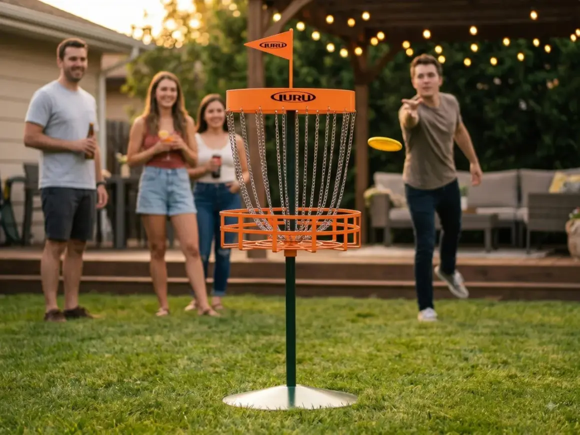 Vänner njuter av en inflyttningsfest med discgolf-lekar i trädgården. En man kastar en gul disc mot korgen.