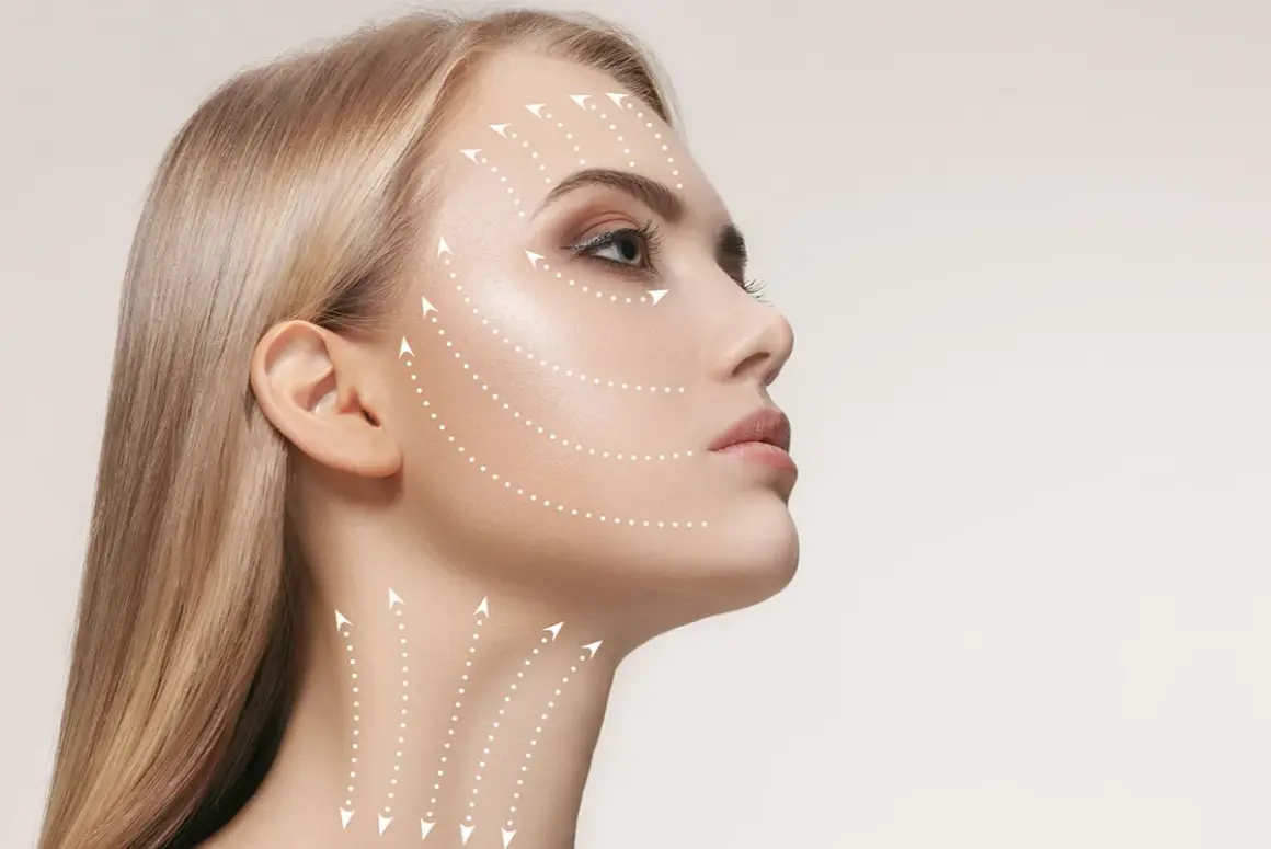 Profilo di donna bionda con frecce bianche che indicano le aree del viso e del collo, suggerendo come rimpolpare il viso per un aspetto più giovane e tonico.