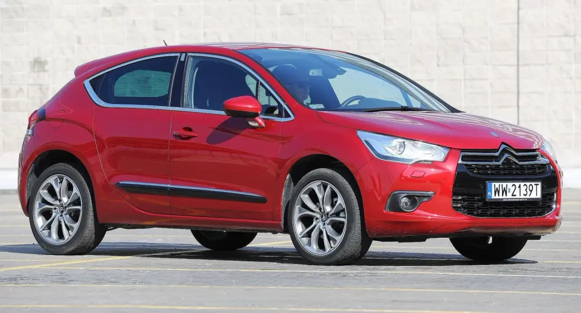 Czerwony Citroen DS4 na parkingu, gotowy do ds4 test. Elegancka linia nadwozia i chromowane detale.