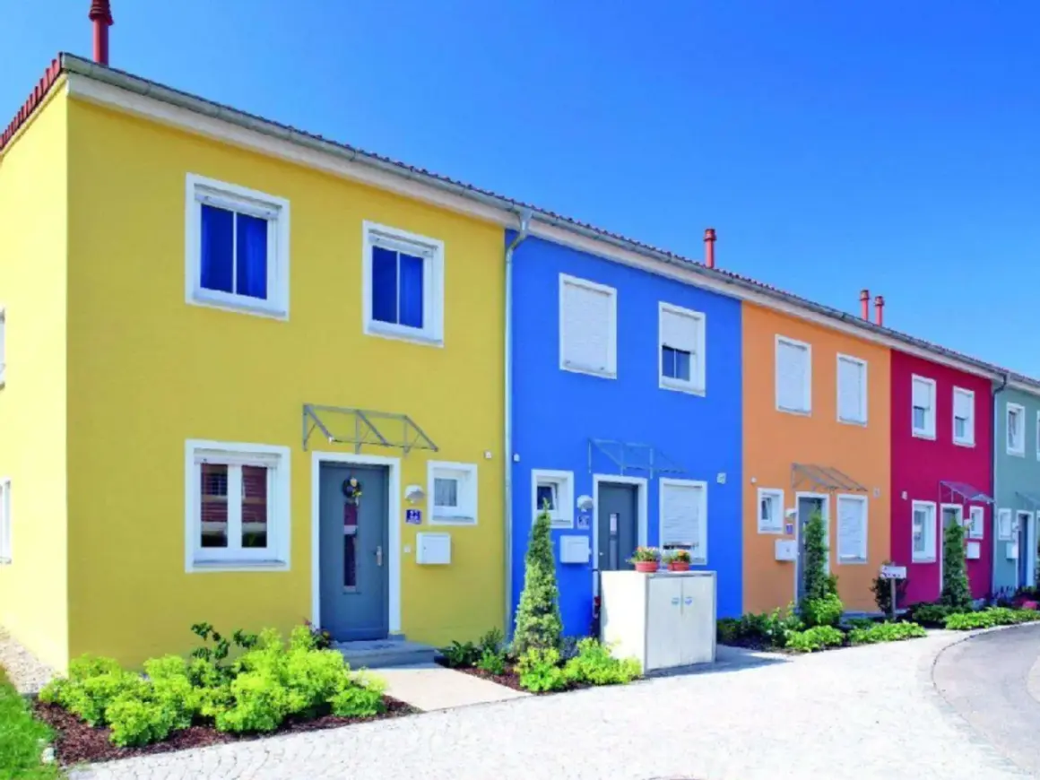 Reihenhäuser in leuchtenden Farben: Gelb, Blau, Orange, Pink. Tolle hausfassade farbe ideen für ein fröhliches Zuhause.