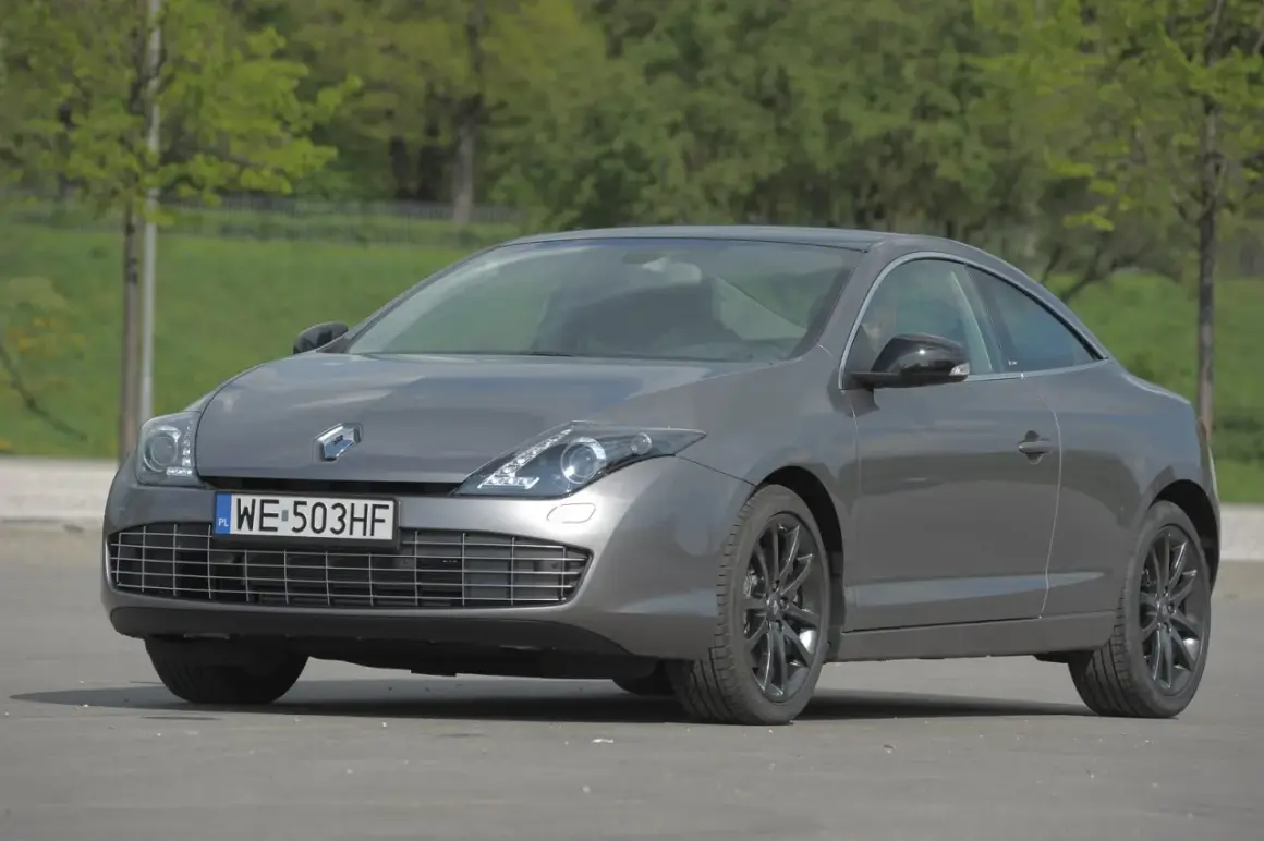 Szary Renault Laguna 3 wymiary coupe stoi na parkingu.
